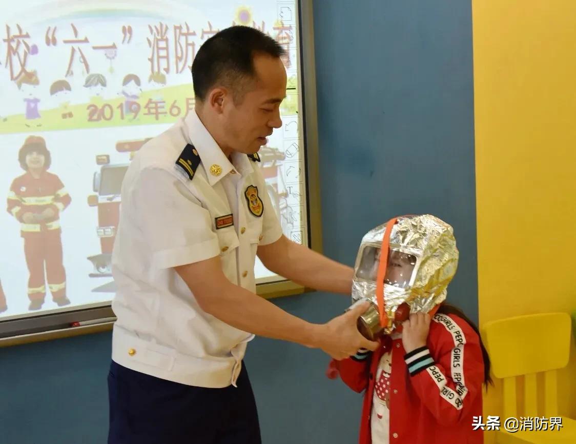 「消防动态」英国老师杰森指导贵州儿童学消防过节受欢迎