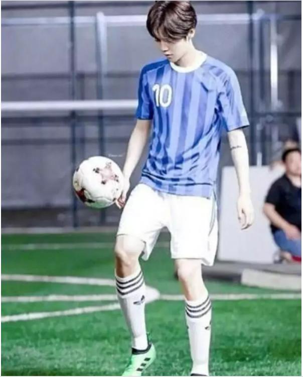 鹿晗踢球被范志毅夸,鹿晗踢球超级冠军