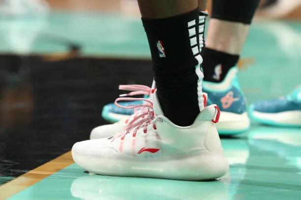 nba巴特勒上脚球鞋4.2,巴特勒上脚驭帅14南海岸配色