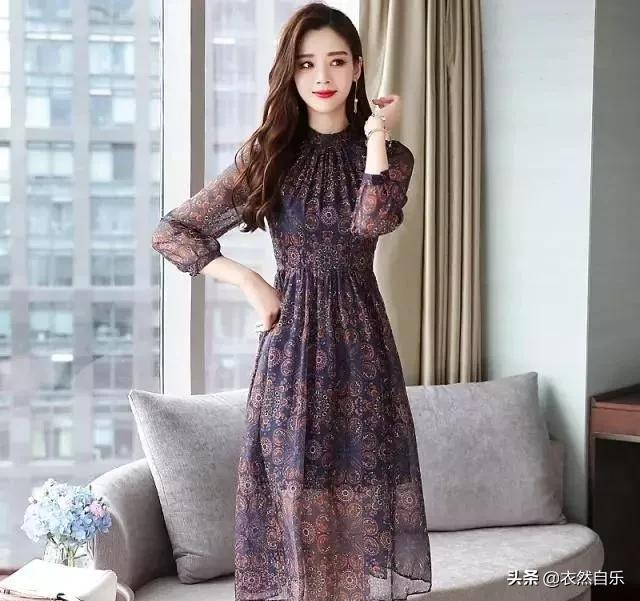 今年最流行碎花裙中长款,比较老气的碎花裙怎么穿出时尚感