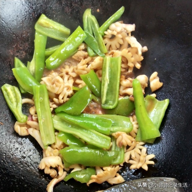 鱿鱼跟墨鱼怎么炒比较好吃,菜椒炒墨鱼怎么炒不要青椒