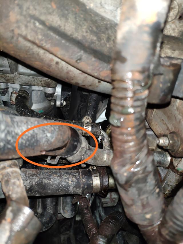 17万公里的起亚狮跑暖风水管突然爆裂，车主表示从没使用过防冻液