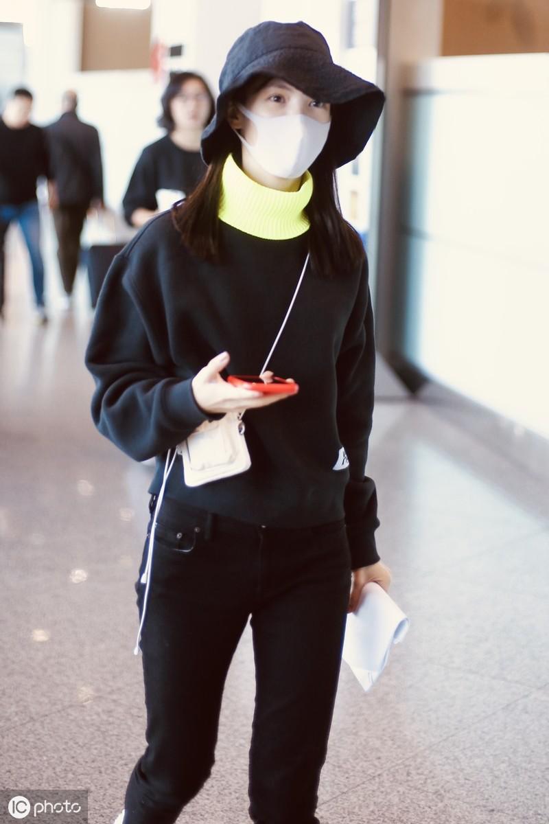 金晨现身机场，穿一身黑就脖子配荧光，背袖珍包斜跨超可爱