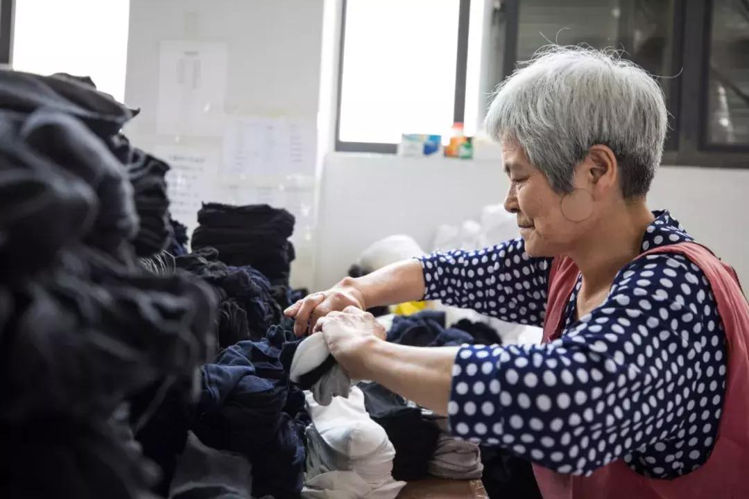 靠一分钱利润拿下全球三分之一市场份额：这是一双被低估的袜子