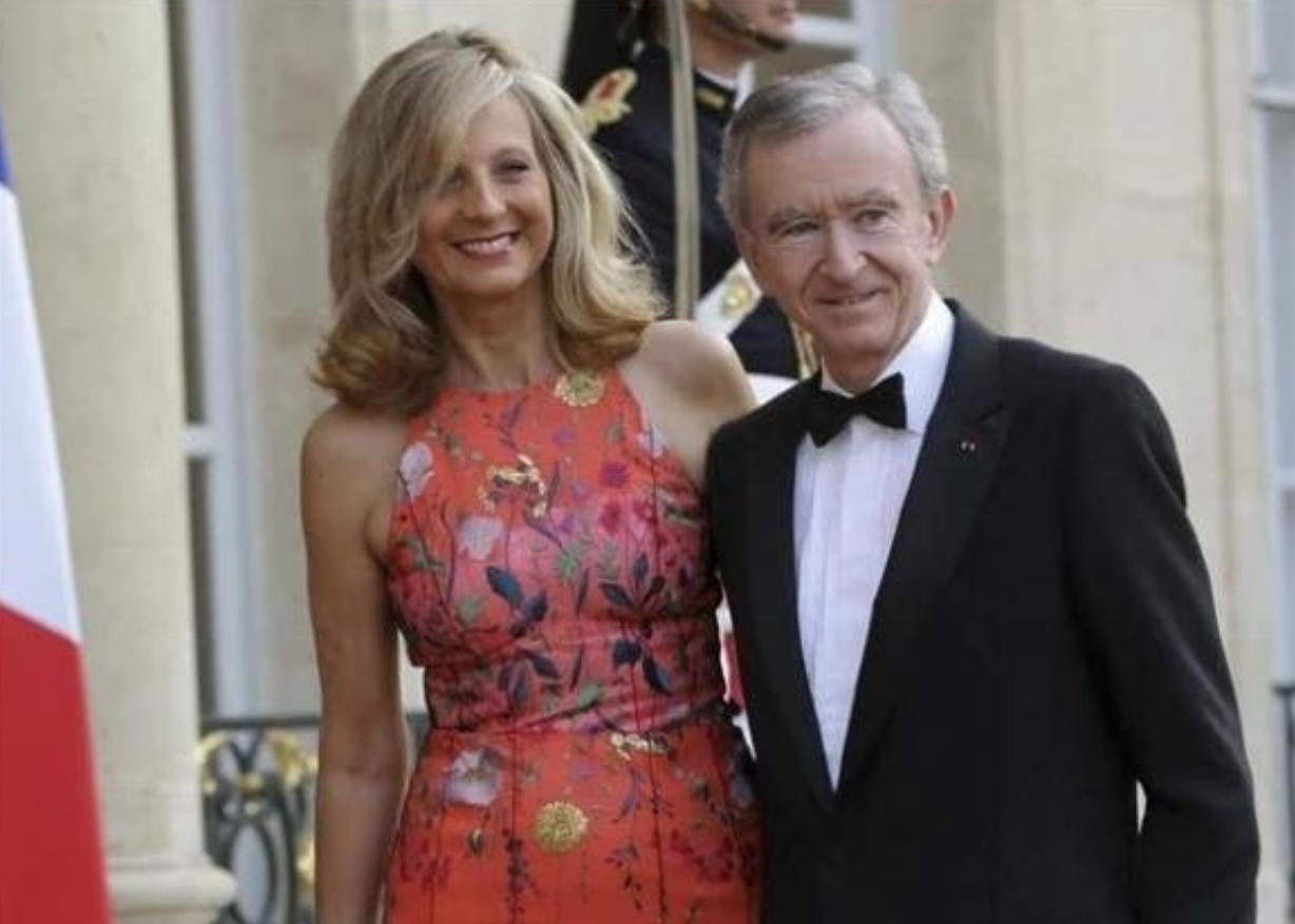 LV老板娘才是低调贵妇，60多岁穿搭朴素，三太子眉眼好像她