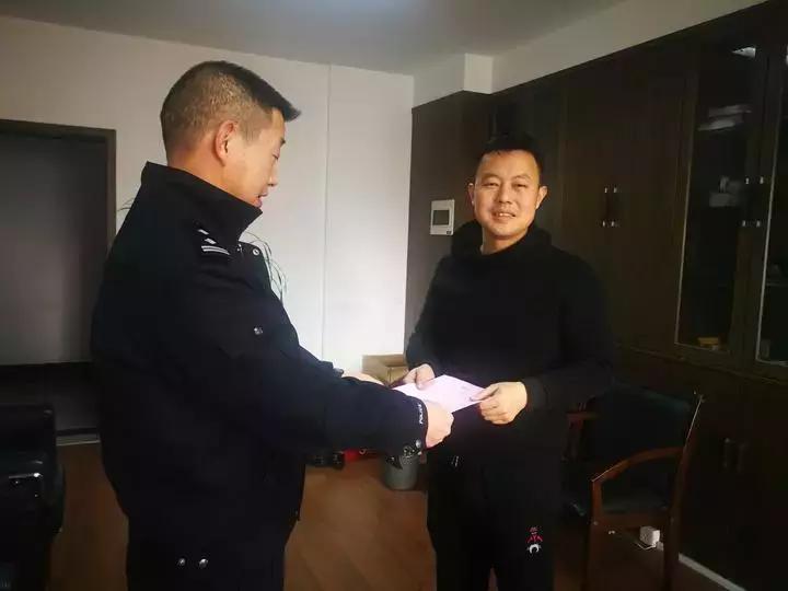 朋友圈一张照片，他立马收到领导“红牌”警告：立即停止工作！