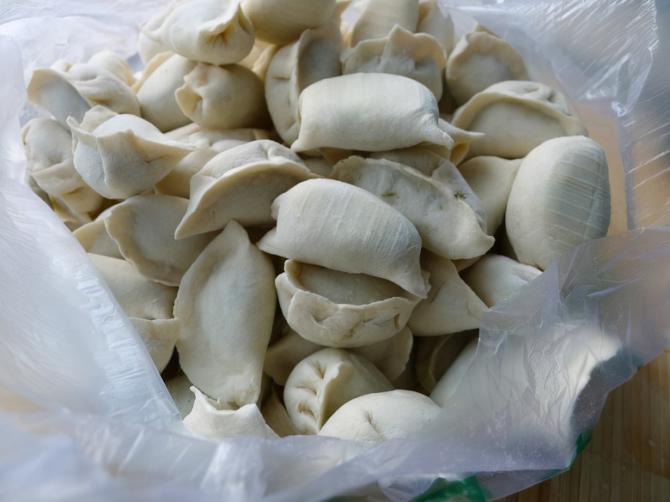 饺子放冰箱怎么不开裂,煮过的饺子怎么存放不粘皮不会破