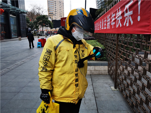 贵阳街头人车稀少，唯有外卖小哥忙碌：“为了大家，我们坚持了下来”