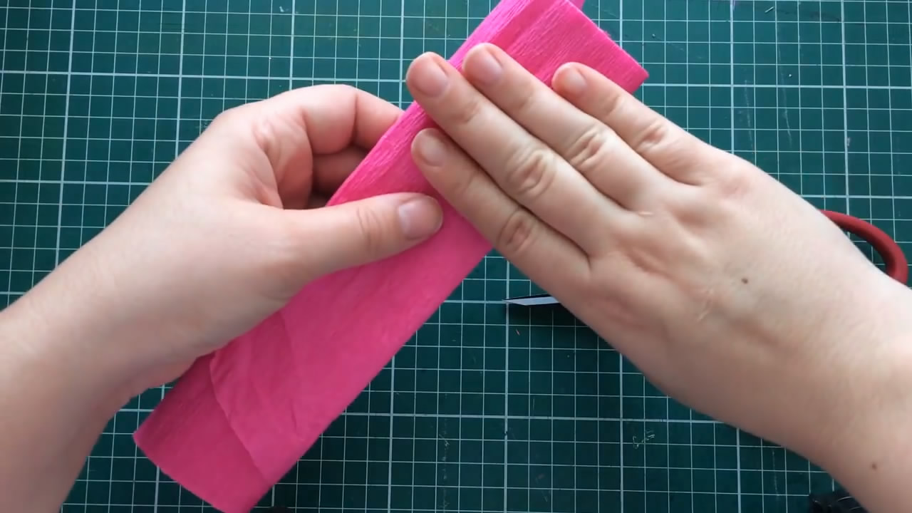 手工纸折花简单又漂亮,皱纸折花手工制作