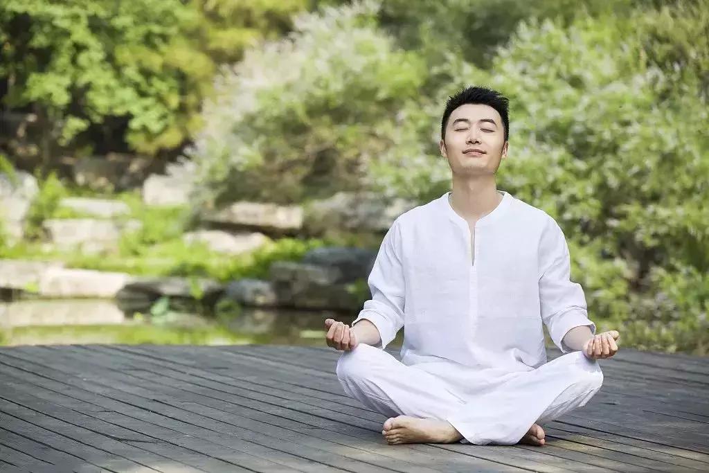 29岁头顶白发多是缺啥,头上长白发应该补什么