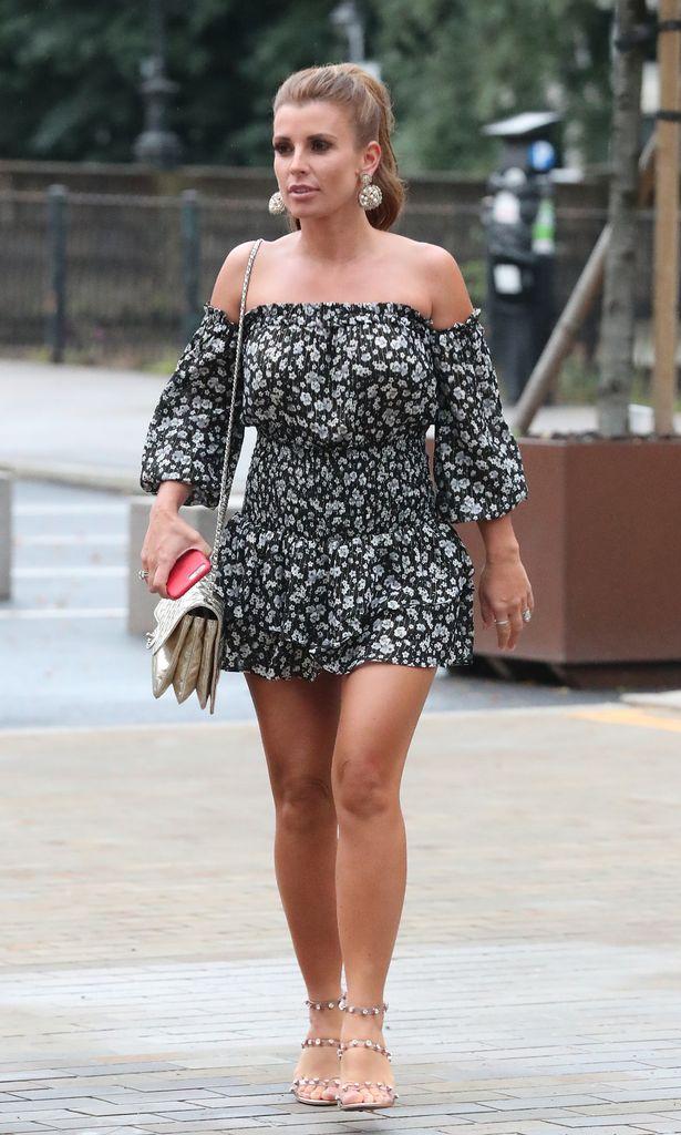 足球星鲁尼妻子生四胎身材不变，衣品智商一样高，用计抓心机闺蜜