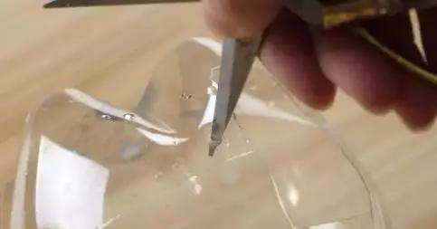 把塑料瓶套在水龙头上,塑料瓶剪下瓶盖套米袋口