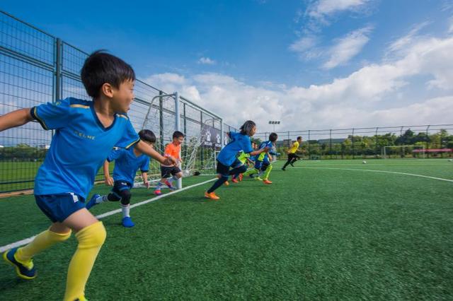 学习踢足球是终身受益的事这难道不是给孩子最好的礼物吗?