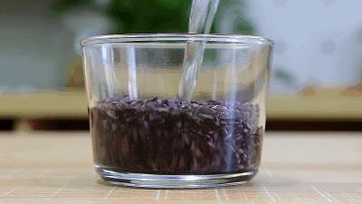 紫米洗了变白色正常吗,紫米洗后米变白色是染色的吗