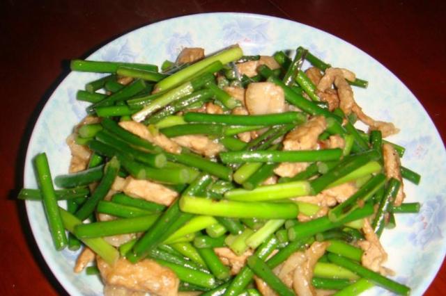 炒蒜苔时要不要拔头,炒蒜苔直接倒鸡蛋