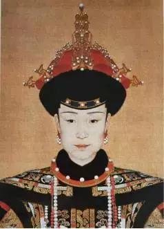 历史上的皇后凤冠,为什么皇后戴的是凤冠不是皇冠