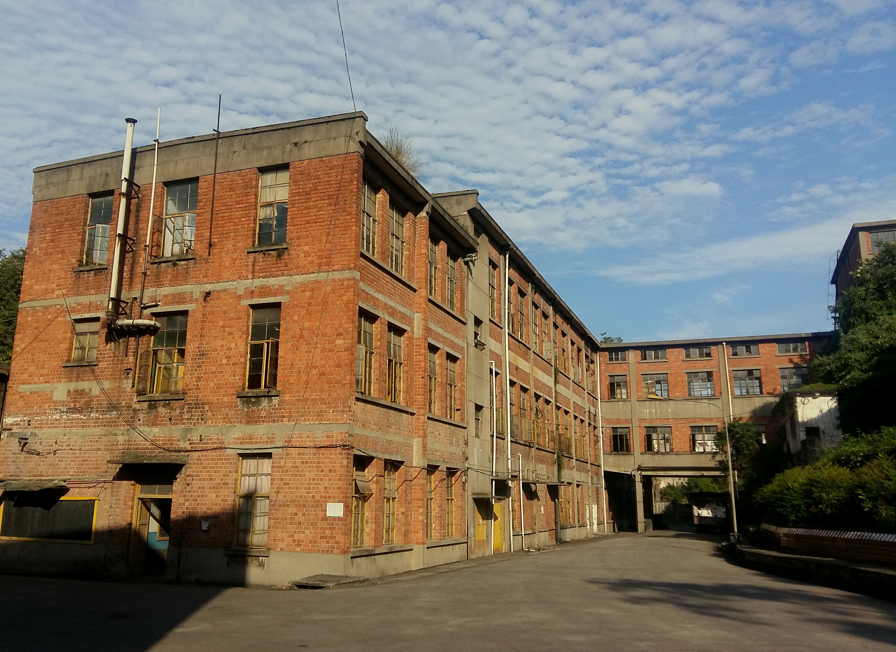 一座有光影又有历史的老厂――四川长征制药厂