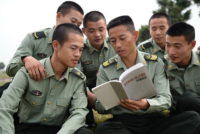 安徽兵王仅初中文化，入伍34年有召必回，退役后女儿继承父业