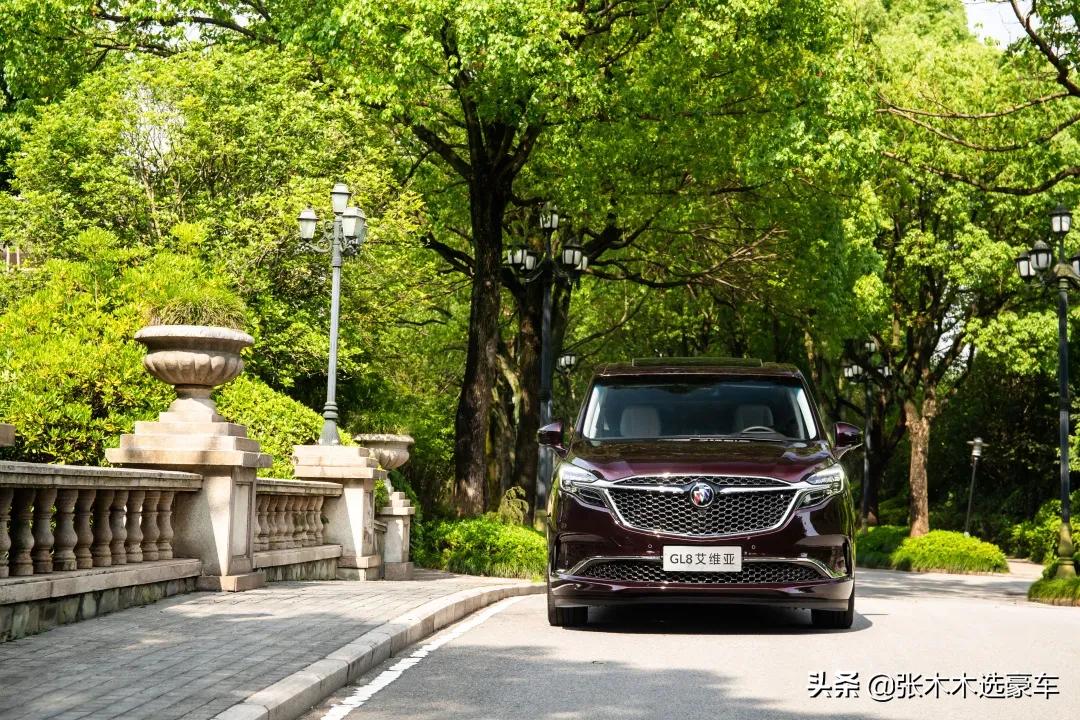 开别克gl8商务车四座版的视频,别克gl8商务车公路舱试驾完整版