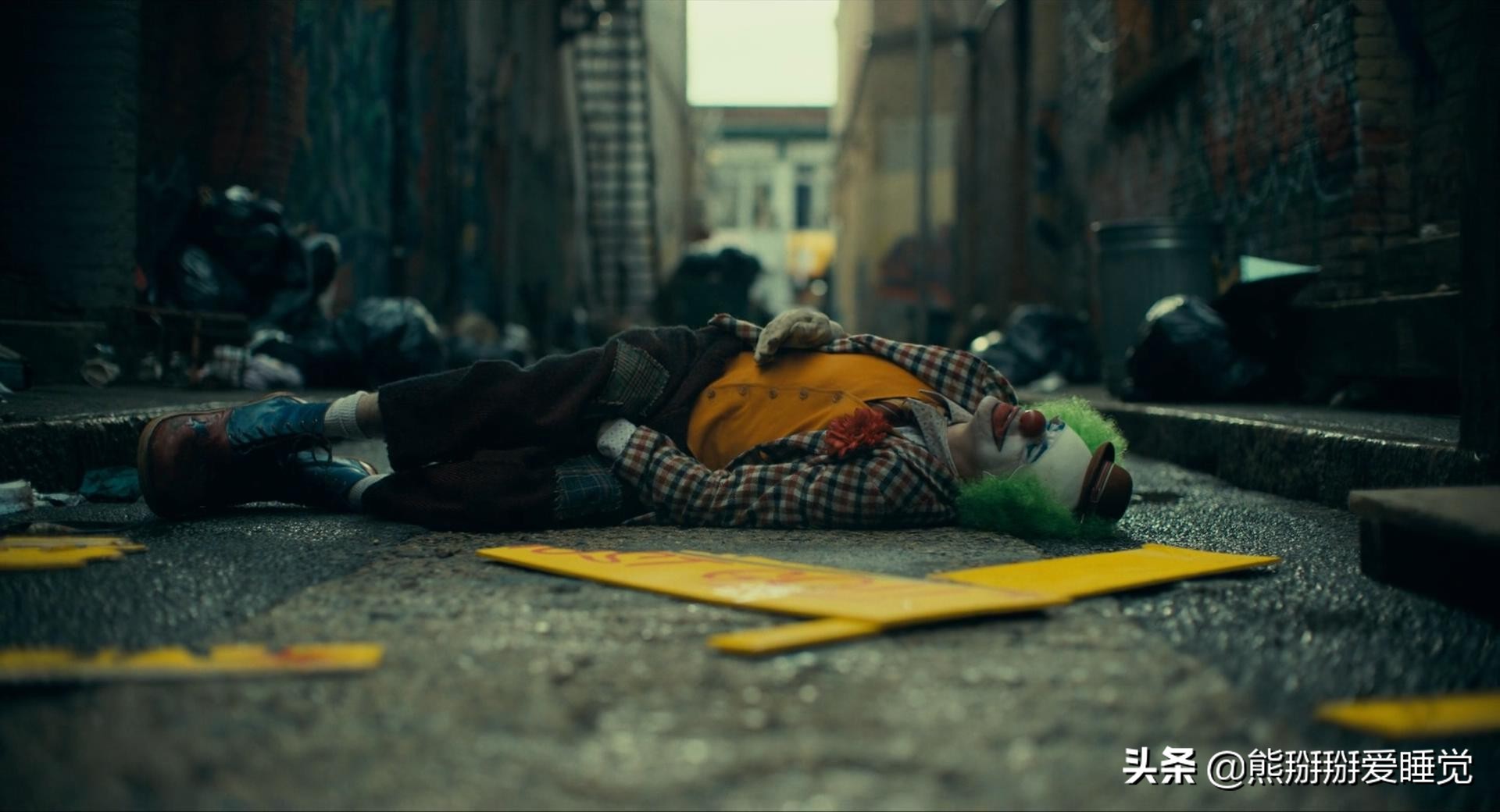 dc漫画蝙蝠侠与小丑是亲兄弟吗,蝙蝠侠漫画小丑的身份