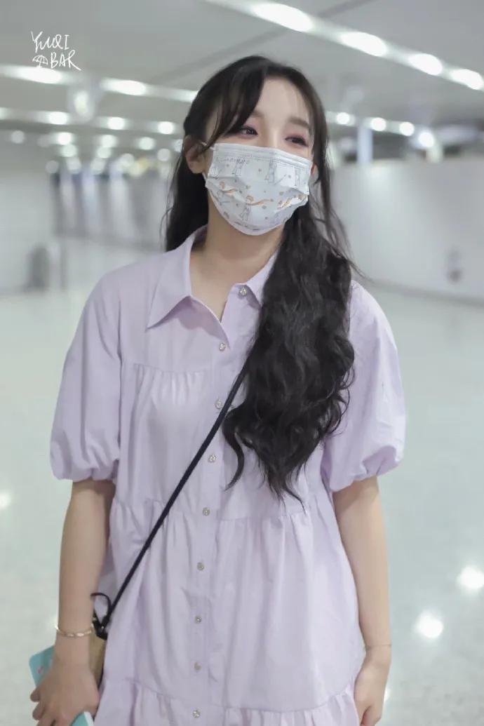 宋雨琦机场饭拍，身穿可爱的娃娃裙，妥妥的人间小仙女