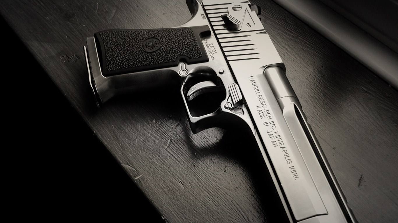 白银沙漠之鹰跟迷彩沙漠之鹰对比,绝地求生沙漠之鹰单发伤害量