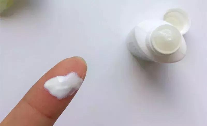 最新防晒霜推荐清爽不油腻好推开,什么防晒霜不油腻很好用防水防汗