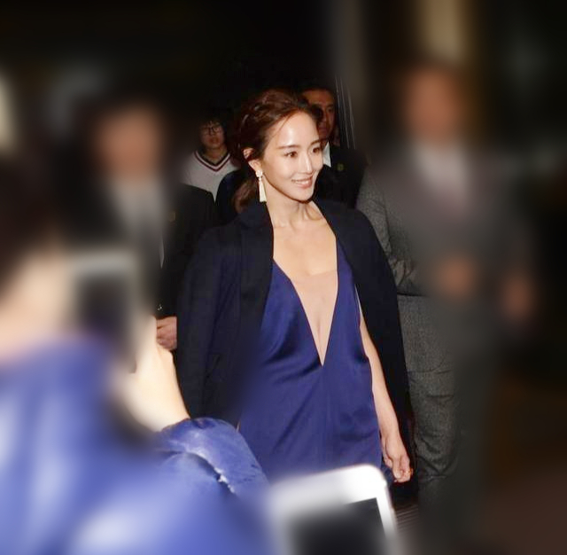 张钧甯高级感无敌了，穿深V领吊带连衣裙亮相，气质独特惊呆路人