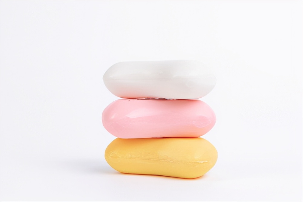 用香皂洗澡还是用沐浴露洗得好,用香皂洗澡为什么会起皮