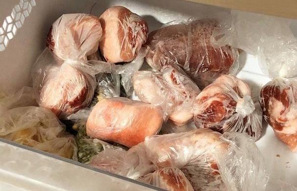 吃不完的猪肉怎么处理再放冰箱,吃不完的猪肉放保鲜还是冷冻