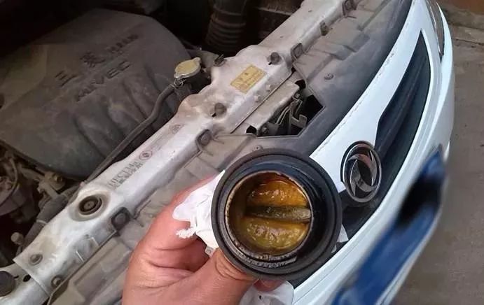 机油里面进水换机油能解决问题吗,机油进水乳化如何去水