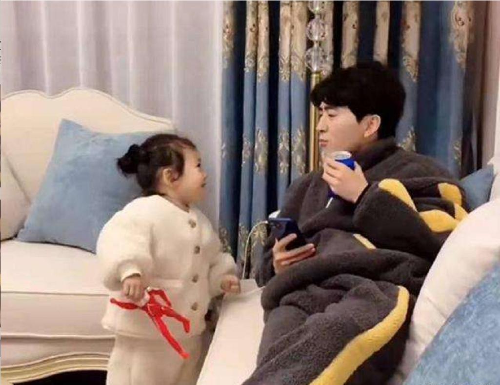 女儿喝可乐上瘾,宝爸教科书般的做法,设计帮忙“戒瘾”