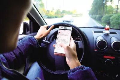 请注意！正在看手机的你又中招了！