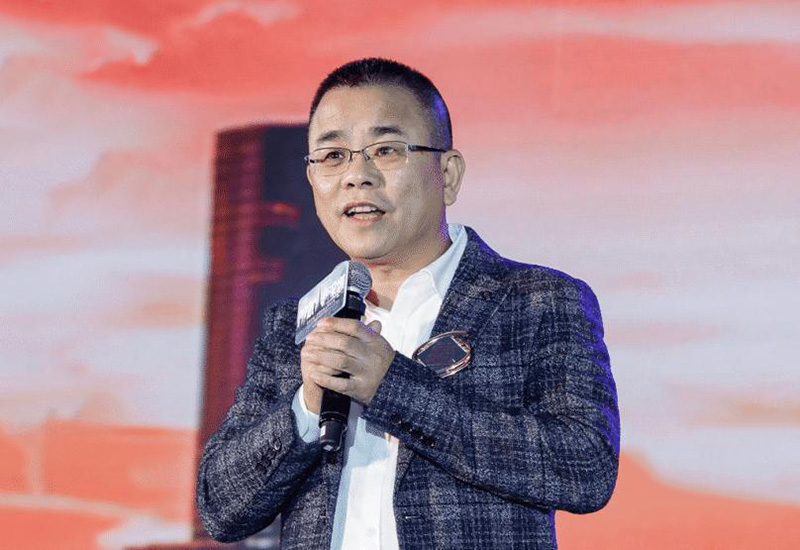 这个广东潮汕小伙,担下即将倒闭的饮料厂,如今做到年入百亿