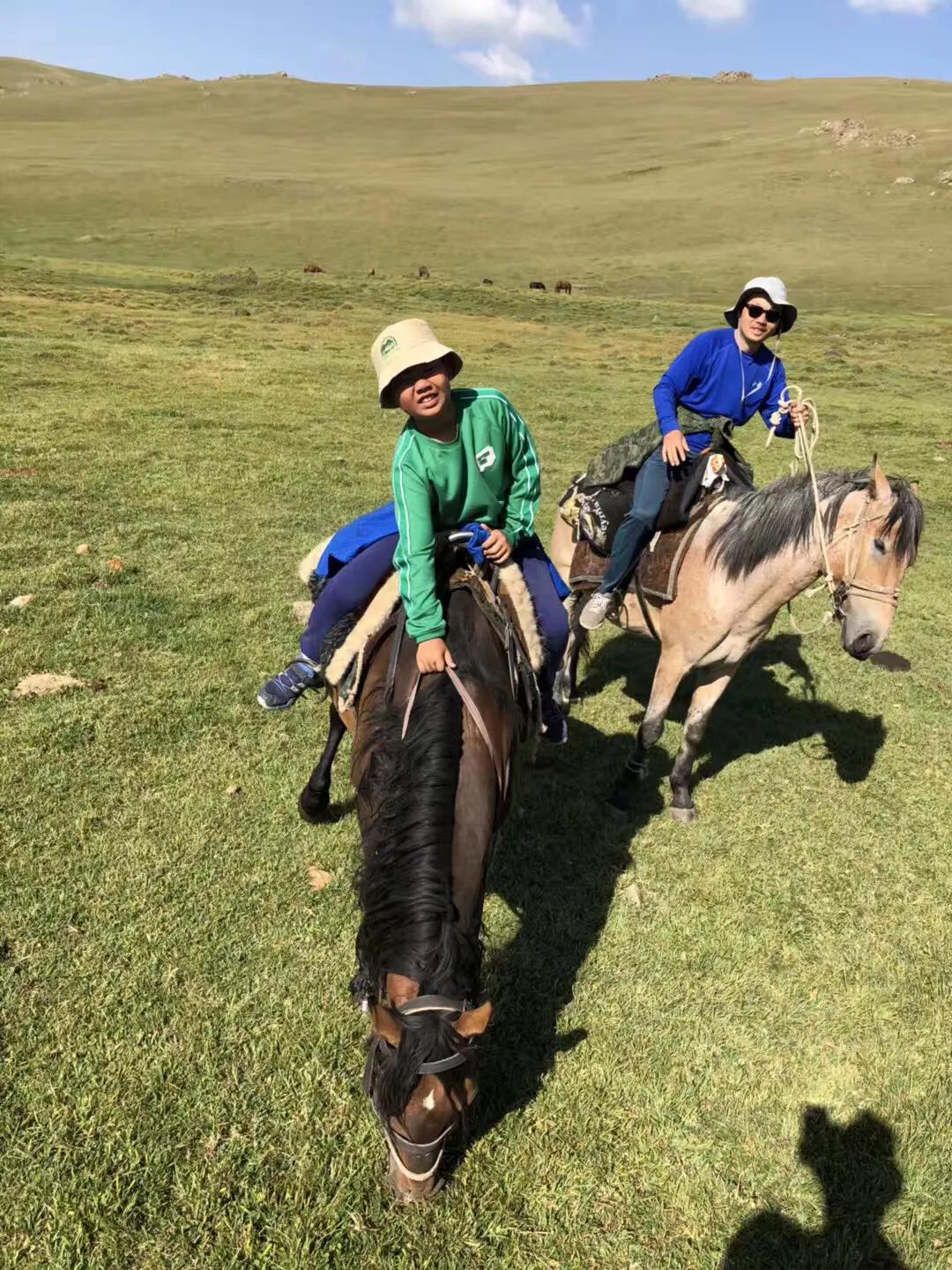 少年骑马去越野，自驾15天横穿小国家，硬核车手爸爸还输了