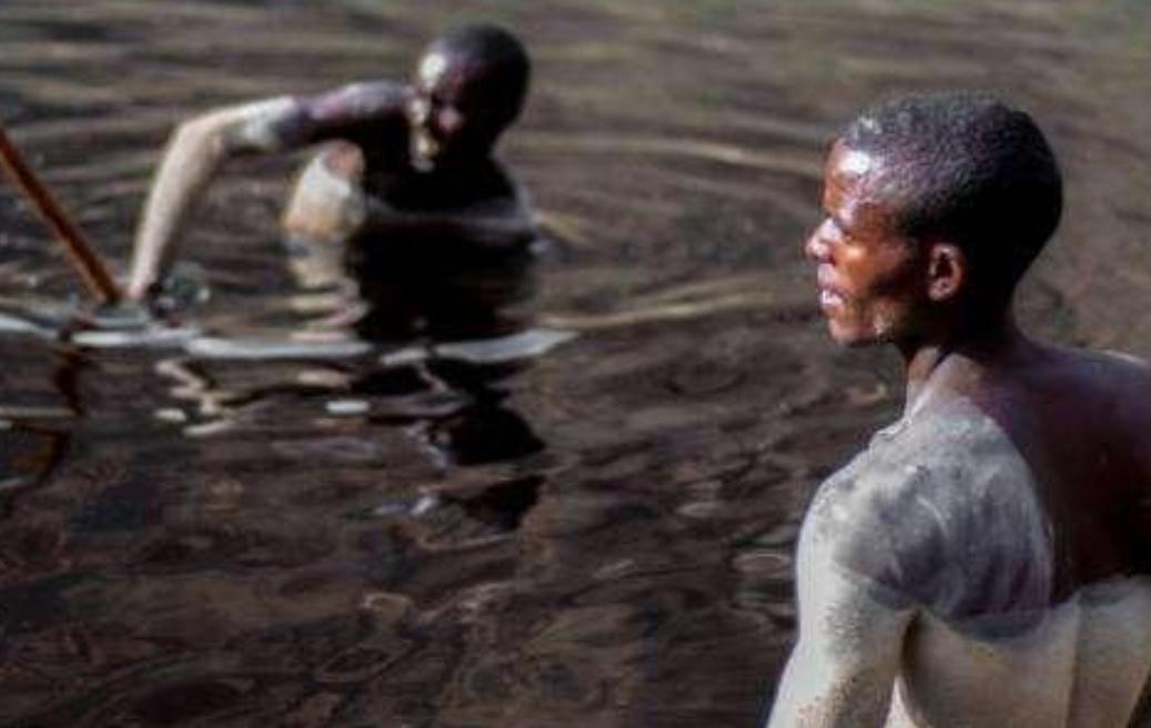 非洲高危职业:一天2次,每天60元,3年时间足够使人又聋又瞎