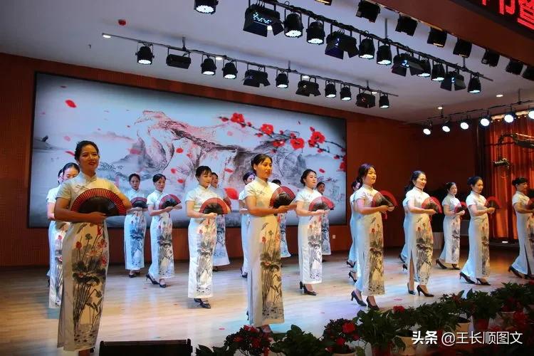 我校举行开学典礼暨教师节表彰会,学校召开教师节庆祝暨表彰大会