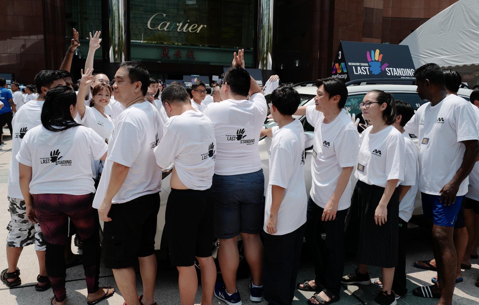 这个人把手摸在车上超过3天3夜赢了一辆车你觉得你行不？