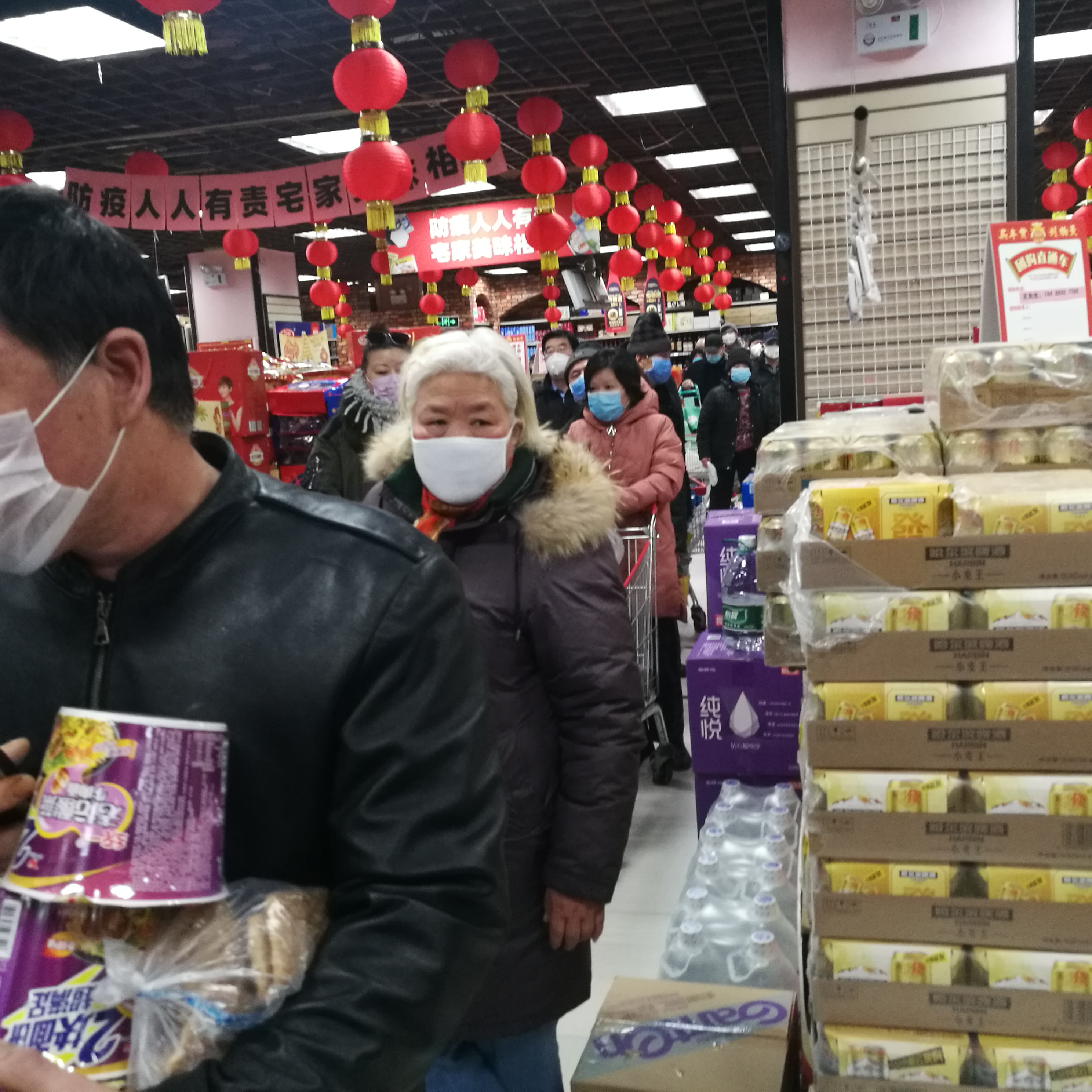 北京超市自助结账软件,超市顾客排长队购物