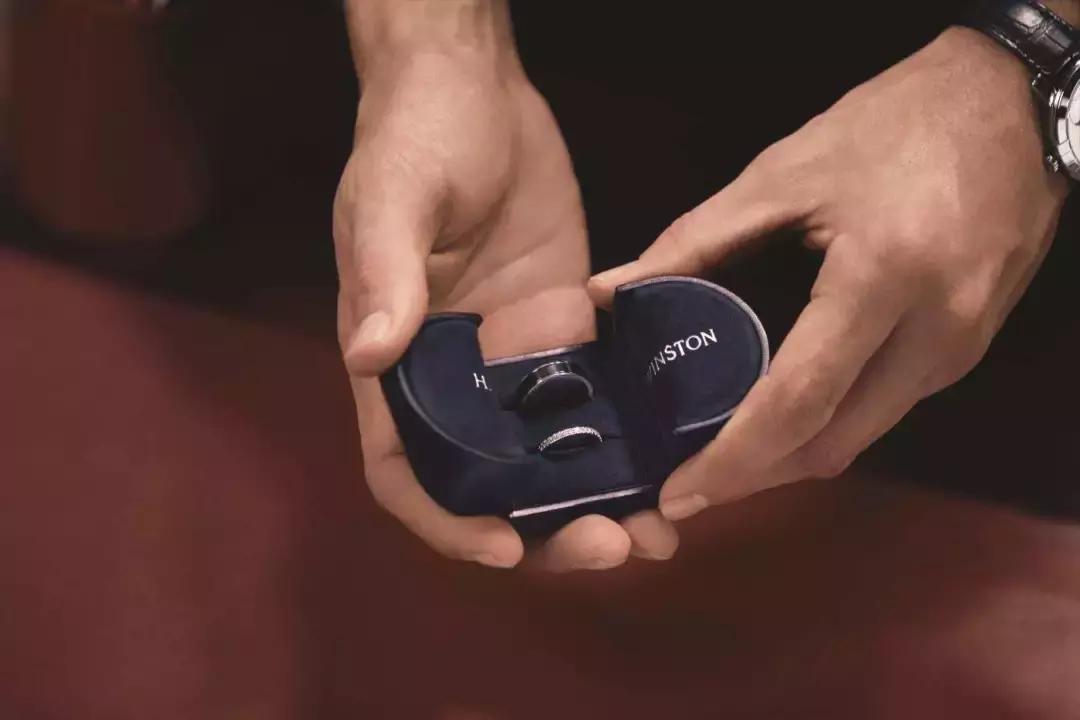 花一个月工资买求婚戒指,你会花多少钱买求婚戒指