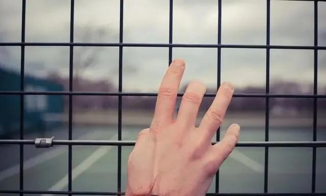 看守所不能收押的嫌疑人该怎么办,嫌疑人有精神病可以判刑吗