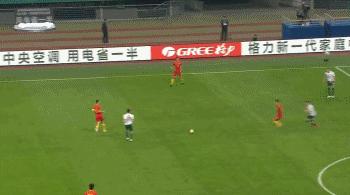 国足怎么才能进球搞笑图,国足搞笑停球场面动图