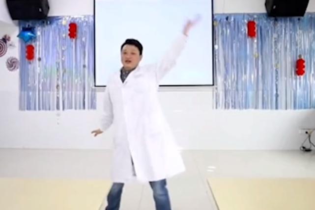 湖南郴州：医生给精神病患者跳猩猩舞，网友：患者把医生治好了