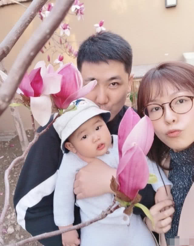 李艾晒老公儿子，灯泡依偎在爸爸怀里撒娇，小眼神委屈巴巴萌翻