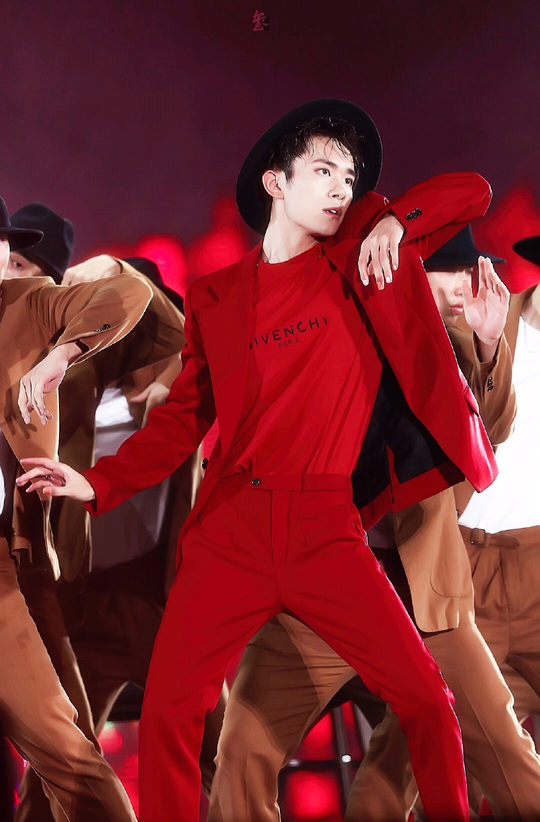 tfboys易烊千玺唱大花轿伴舞,易烊千玺伴舞tfboys10周年演唱会