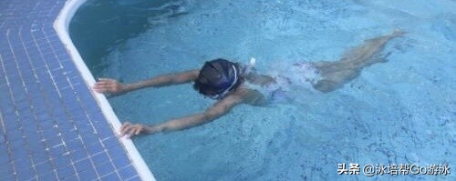 游泳腿怎么浮起来不沉下去,游泳时腿总往下沉是啥原因