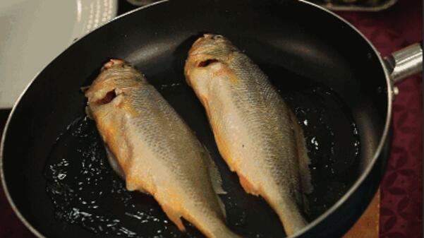 煎鱼如何不溅油的小窍门,煎鱼时掌握这5个技巧热锅凉油