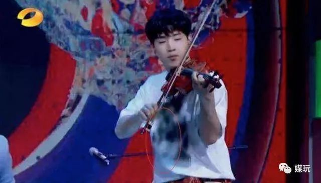 一个镜头60个马赛克，这节目“打码”破纪录了！网友：有骨气