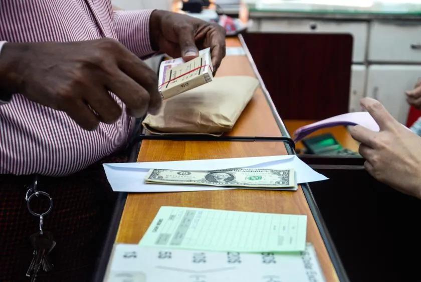 缅甸国内美元汇率下跌，需求增加，兑换机构面临美元短缺的情况