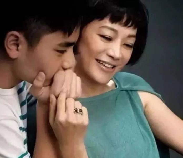 张艾嘉儿子罕见出镜,张艾嘉儿子展览众星云集